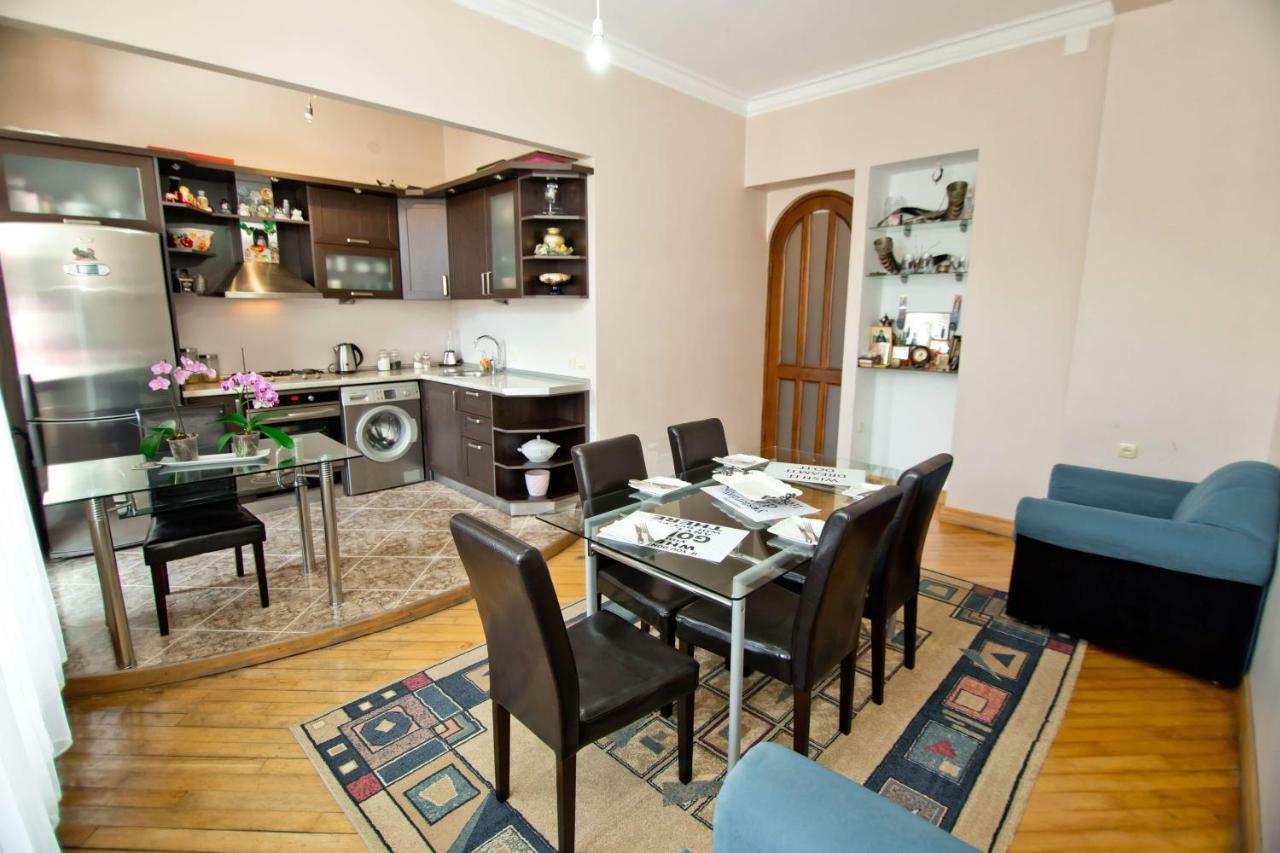 Apartment On Gorgiladze 25 Batumi Exterior photo